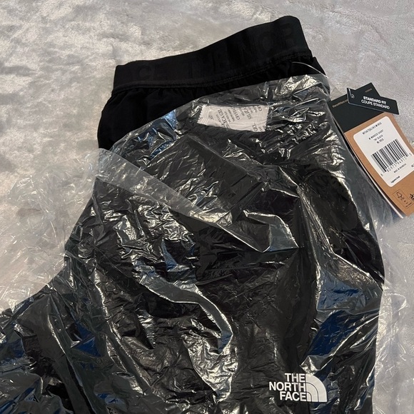 women’s Wander Shorts - Picture 4 of 5